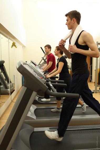 homme sur tapis de jogging